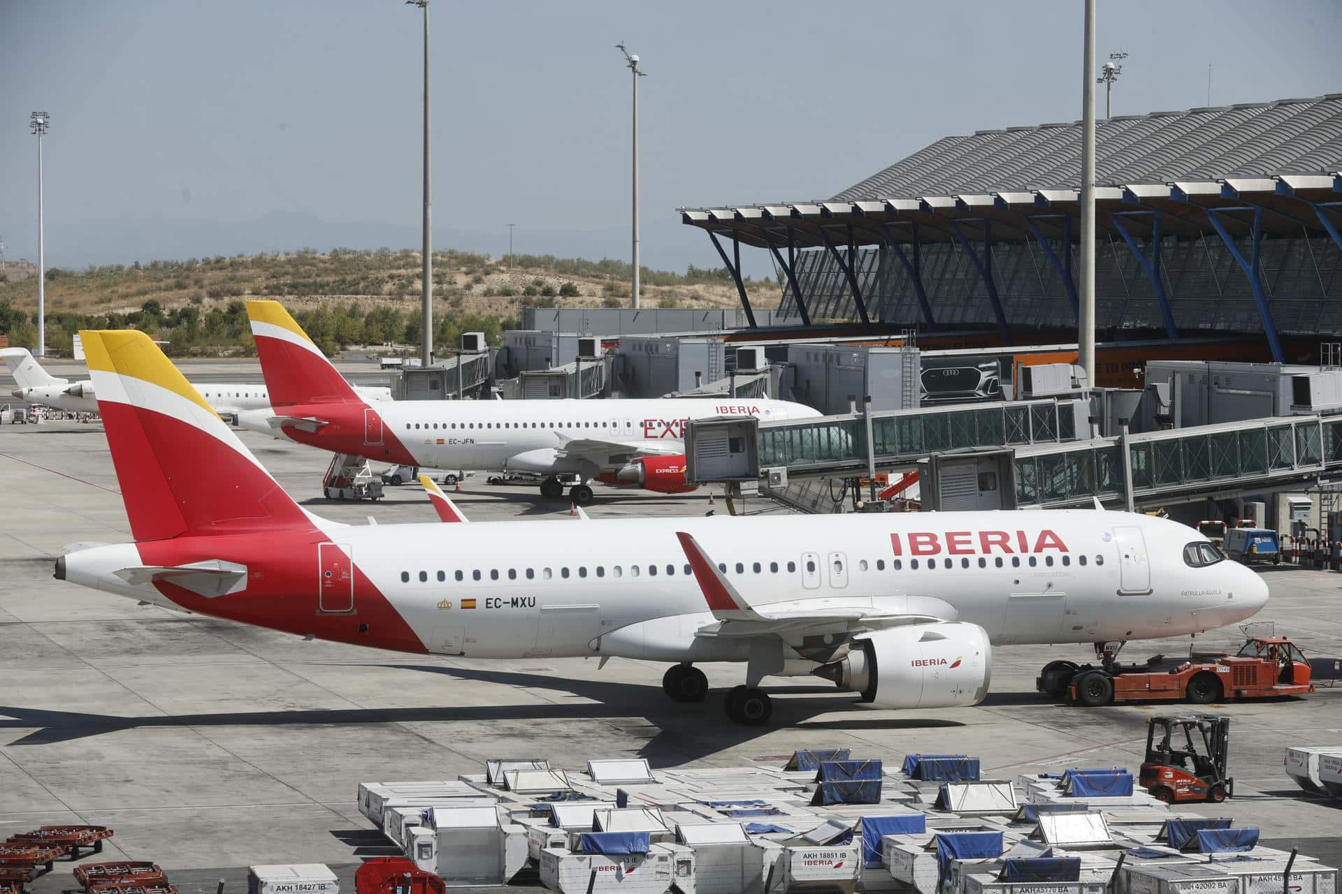Aviones de Iberia en la T4 del aeropuerto Madrid- Barajas. EFE/ Fernando Alvarado