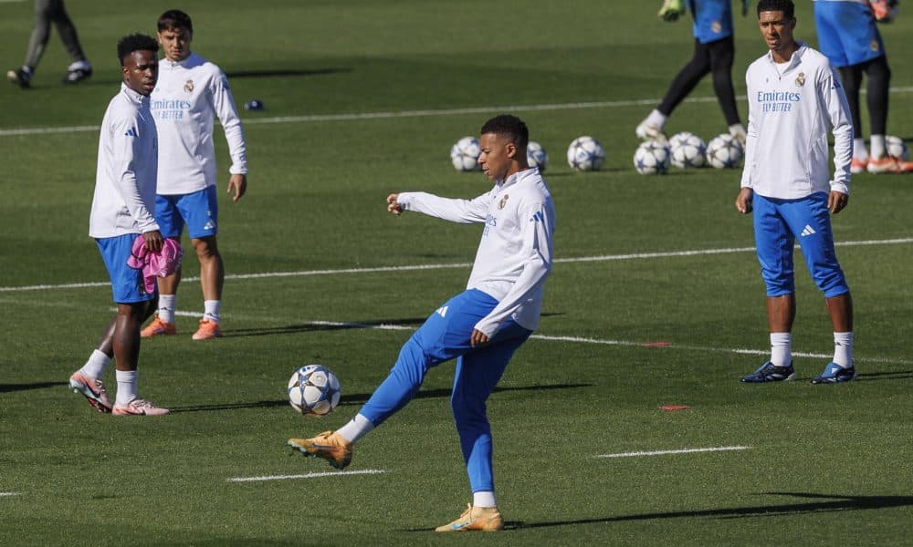 El delantero del Real Madrid Kylian Mbappé durante el entrenamiento realizado en la Ciudad Deportiva de Valdebebas, donde el equipo prepara el partido de Liga de Campeones que disputará ante el Liverpool. EFE/Rodrigo Jiménez