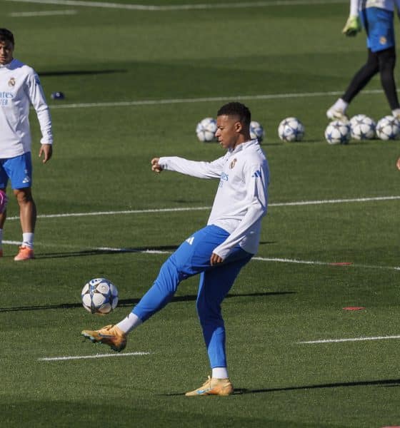 El delantero del Real Madrid Kylian Mbappé durante el entrenamiento realizado en la Ciudad Deportiva de Valdebebas, donde el equipo prepara el partido de Liga de Campeones que disputará ante el Liverpool. EFE/Rodrigo Jiménez