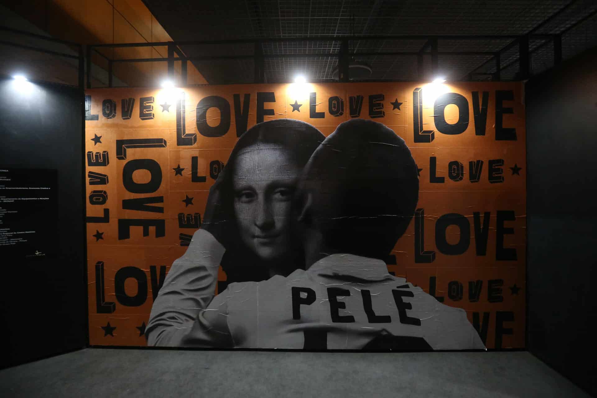 Montaje gráfico de Pelé con la Gioconda que se exhibe en el Museo Pelé, situado en la ciudad brasileña de Santos. EFE/ Guilherme Dionizio