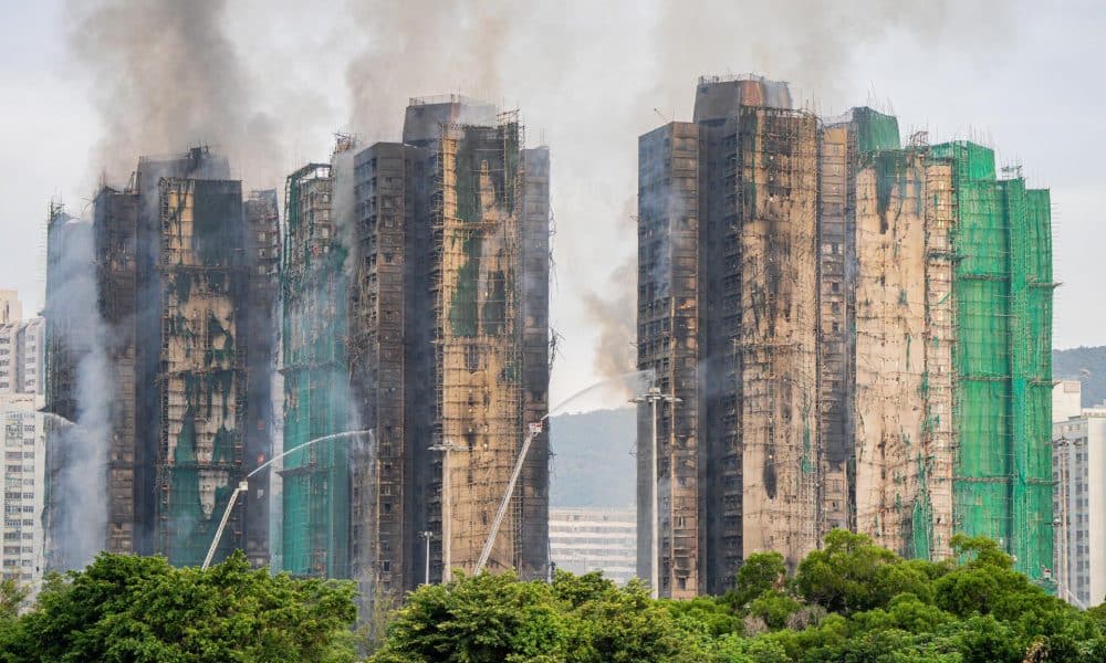 HONG KONG (China), 27/11/2025.- Smoke billows from an apartment fire in the Tai Po district of Hong Kong, China, 27 November 2025. The fire, which started on 26 November, has killed at least 44 people, and left 279 missing. EFE/EPA/LEUNG MAN HEI