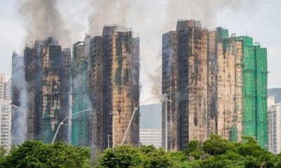 HONG KONG (China), 27/11/2025.- Smoke billows from an apartment fire in the Tai Po district of Hong Kong, China, 27 November 2025. The fire, which started on 26 November, has killed at least 44 people, and left 279 missing. EFE/EPA/LEUNG MAN HEI