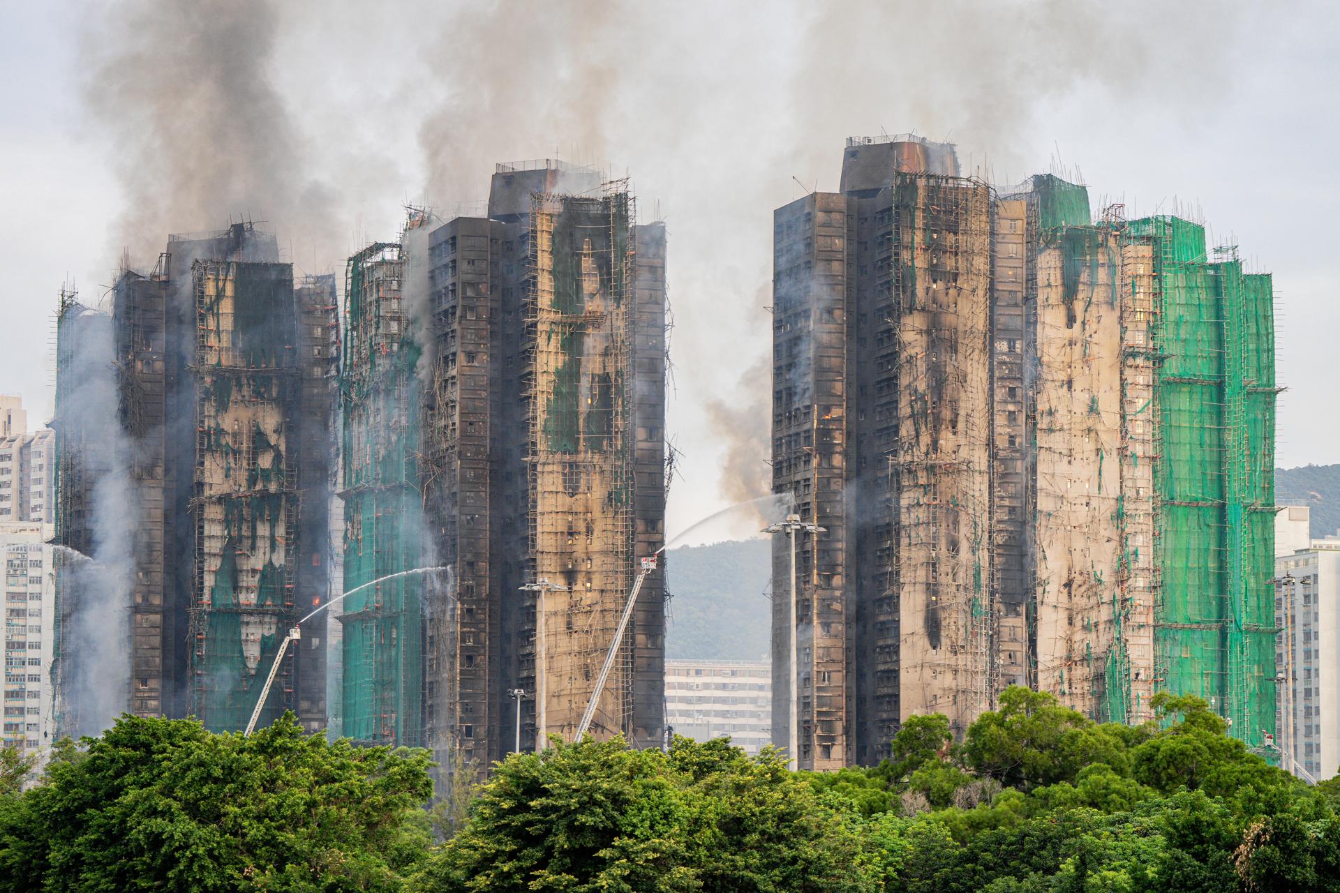 HONG KONG (China), 27/11/2025.- Smoke billows from an apartment fire in the Tai Po district of Hong Kong, China, 27 November 2025. The fire, which started on 26 November, has killed at least 44 people, and left 279 missing. EFE/EPA/LEUNG MAN HEI