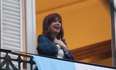 Fotografía de archivo, tomada el pasado 17 de octubre, en la que se captó a la expresidenta argentina Cristina Fernández, al saludar a sus seguidores desde el balcón de su residencia, durante el Día de la Lealtad Peronista, en Buenos Aires (Argentina). EFE/Juan Ignacio Roncoroni