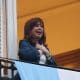 Fotografía de archivo, tomada el pasado 17 de octubre, en la que se captó a la expresidenta argentina Cristina Fernández, al saludar a sus seguidores desde el balcón de su residencia, durante el Día de la Lealtad Peronista, en Buenos Aires (Argentina). EFE/Juan Ignacio Roncoroni