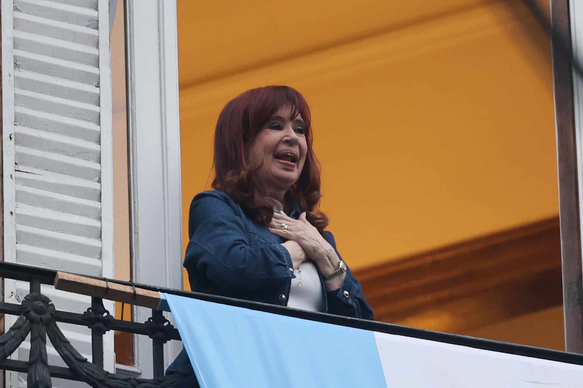 Fotografía de archivo, tomada el pasado 17 de octubre, en la que se captó a la expresidenta argentina Cristina Fernández, al saludar a sus seguidores desde el balcón de su residencia, durante el Día de la Lealtad Peronista, en Buenos Aires (Argentina). EFE/Juan Ignacio Roncoroni
