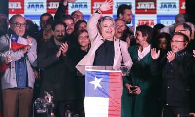 Fotografía de archivo de la exministra de Trabajo y candidata por el oficialismo a la presidencia de Chile, Jeannette Jara (c), durante un acto proselitista, en Santiago de Chile. EFE/Elvis González
