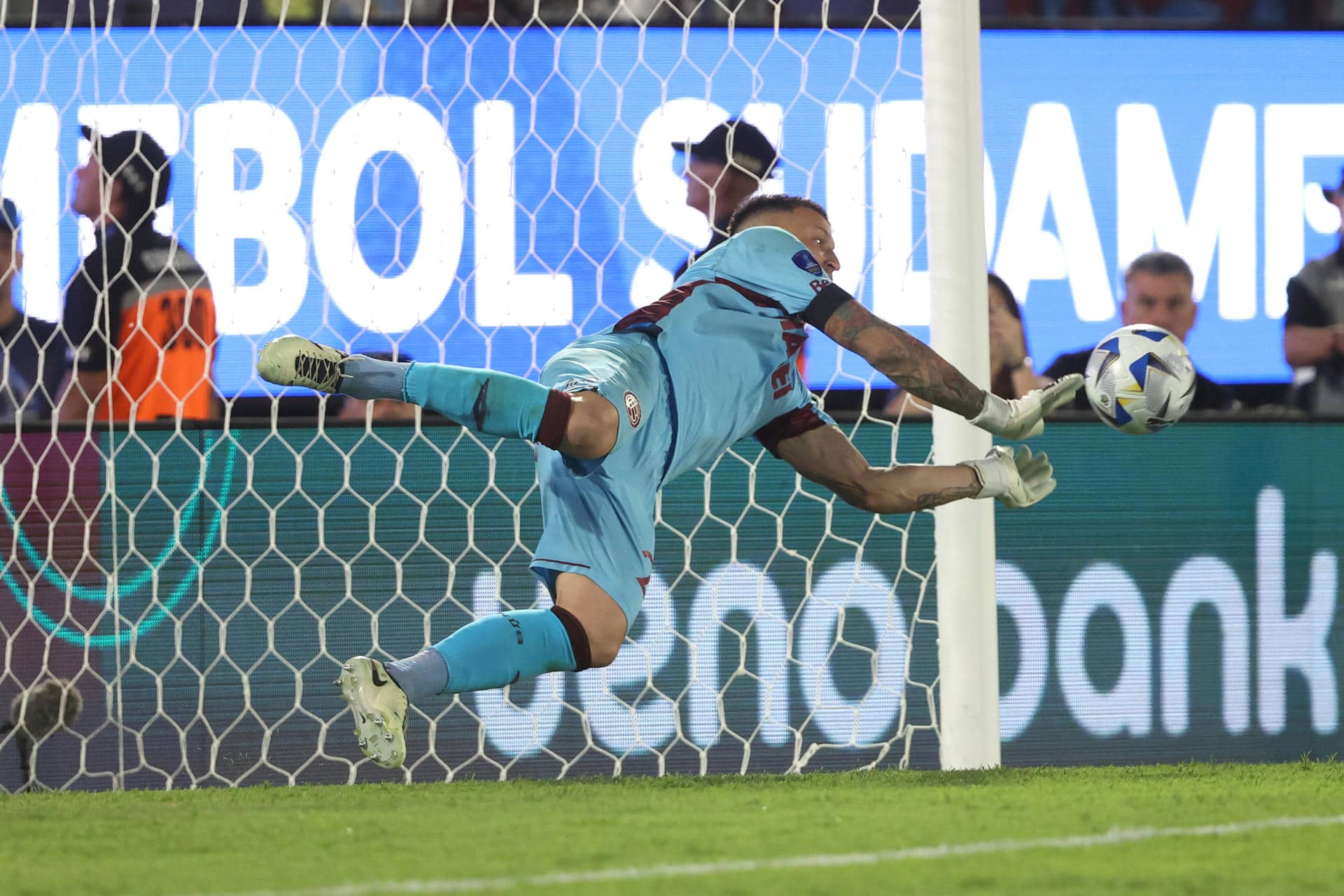 Nahuel Losada ataja un penalti en la final de la Copa Sudamericana entre Lanús y Atlético Mineiro en el estadio Defensores del Chaco en Asunción (Paraguay). EFE/Juan Pablo Pino