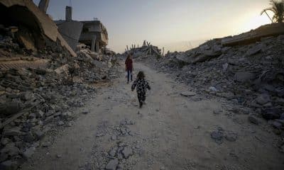 Dos niñas palestinas entre edificios destruidos en Gaza el 4 de noviembre de 2025. EFE/EPA/MOHAMMED SABER