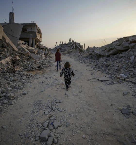 Dos niñas palestinas entre edificios destruidos en Gaza el 4 de noviembre de 2025. EFE/EPA/MOHAMMED SABER