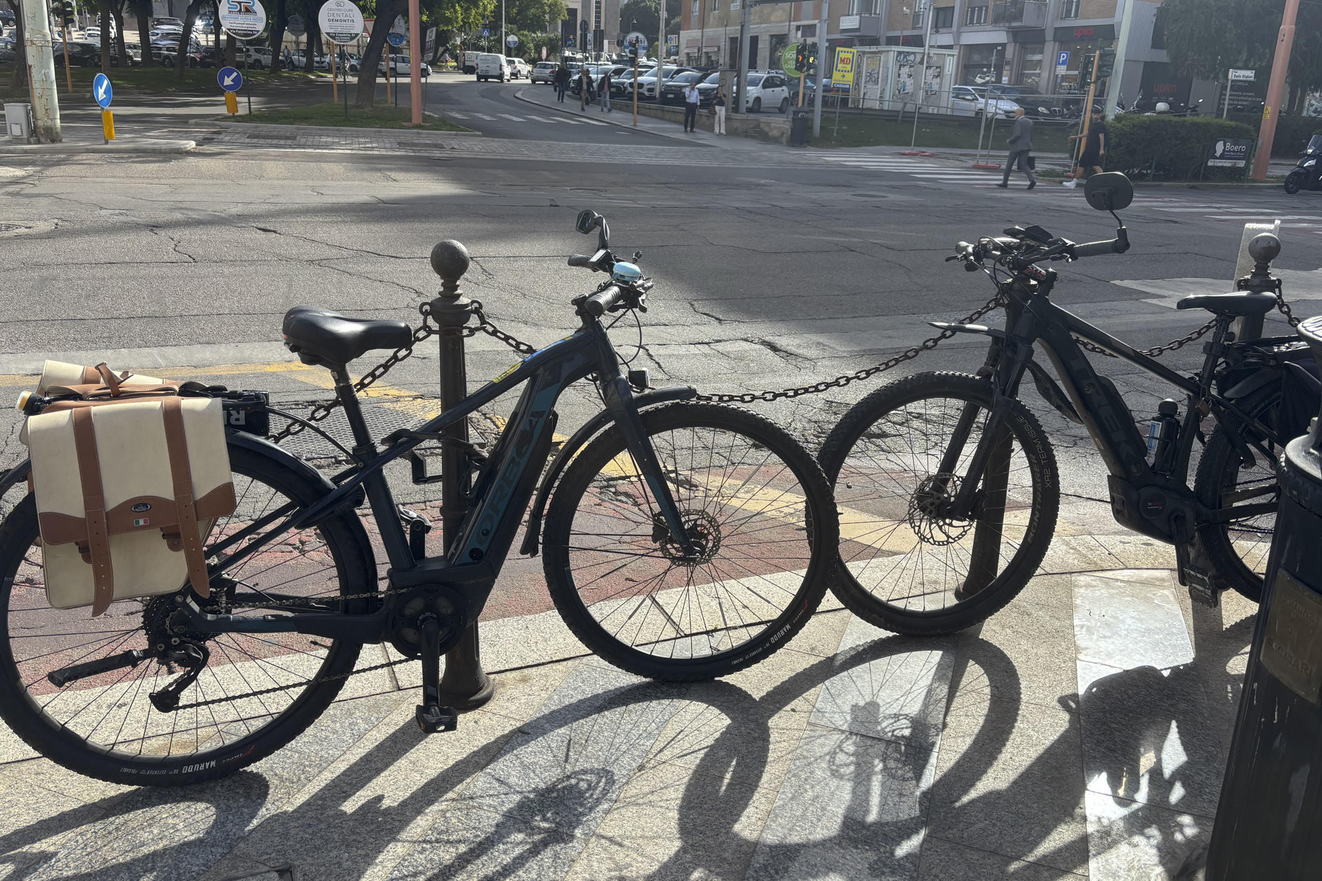 En la capital de la isla italiana de Cerdeña, Cagliari, los ciudadanos pueden ser multados con hasta 500 euros por dejar su bicicleta atada a un poste, una peculiar medida ratificada recientemente por el Consejo de Estado de Italia pero calificada de "absurda" por distintos colectivos. EFE/ Carlos Expósito