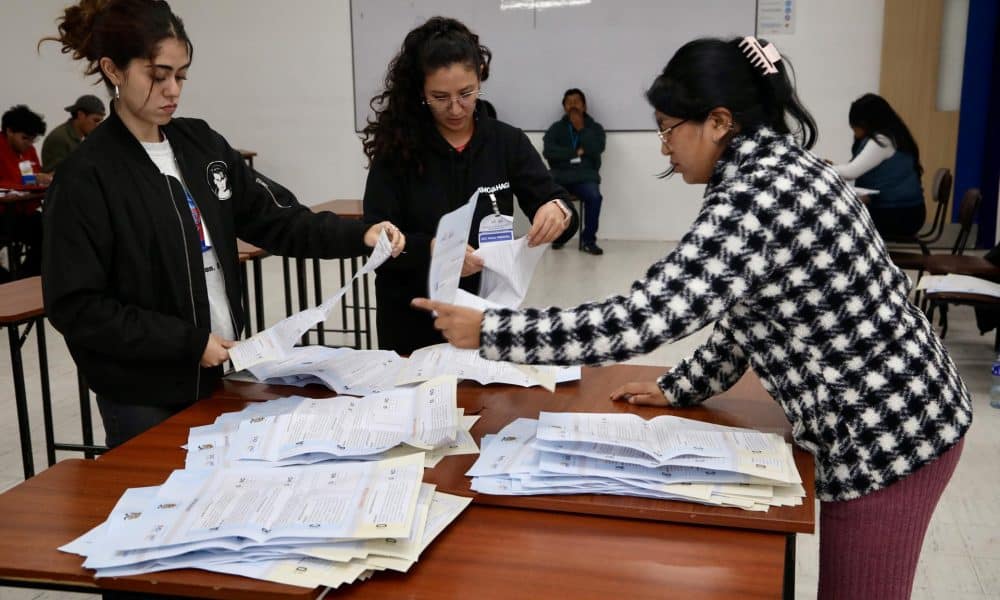 Juradas electorales realizan el conteo de votos del referéndum este domingo, en Quito (Ecuador). EFE/ Gianna Benalcazar