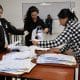 Juradas electorales realizan el conteo de votos del referéndum este domingo, en Quito (Ecuador). EFE/ Gianna Benalcazar