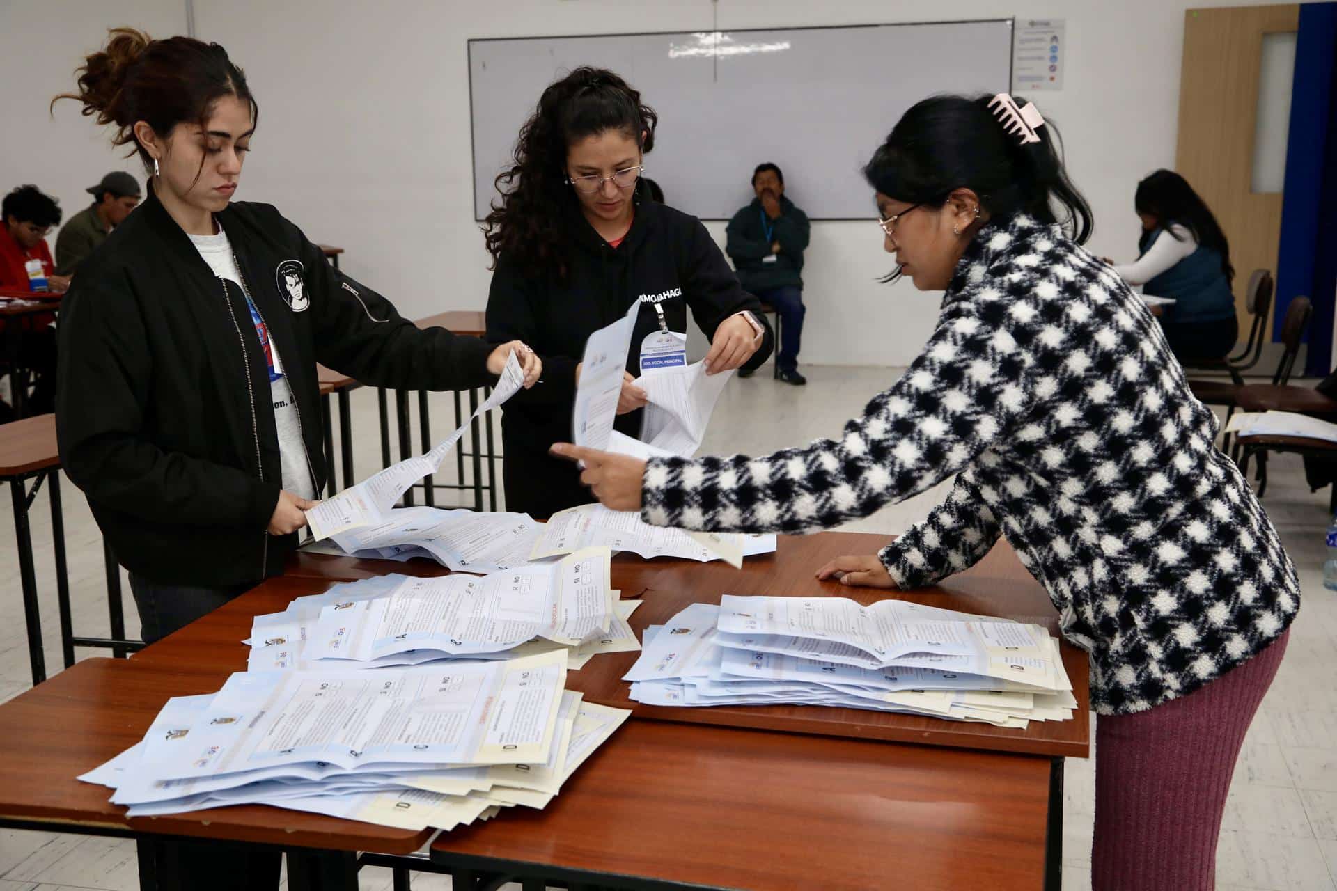 Juradas electorales realizan el conteo de votos del referéndum este domingo, en Quito (Ecuador). EFE/ Gianna Benalcazar