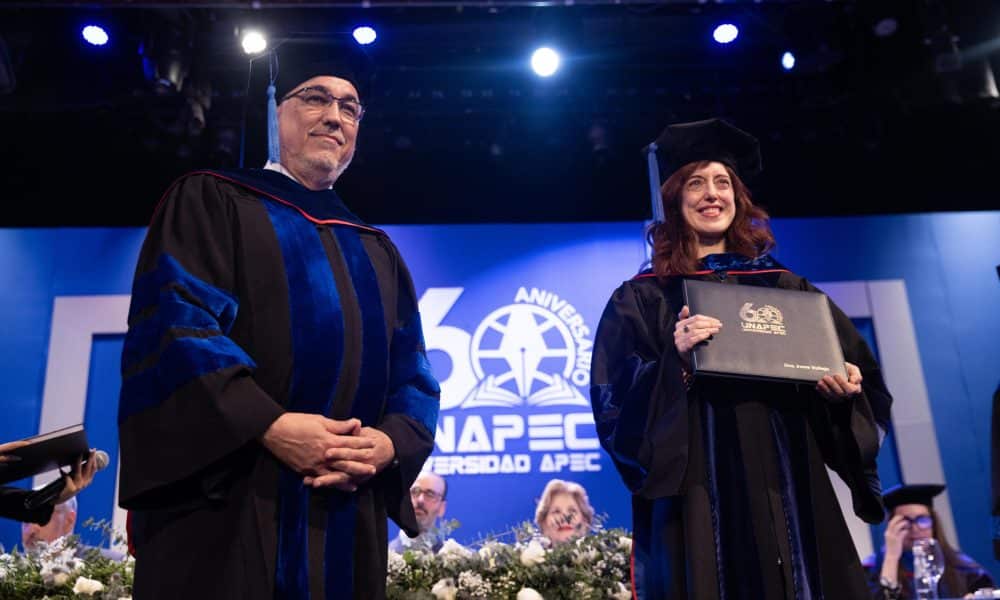 La escritora española Irene Vallejo recibe un reconocimiento este martes, en el Palacio de Bellas Artes en Santo Domingo (República Dominicana). EFE/ Orlando Barría