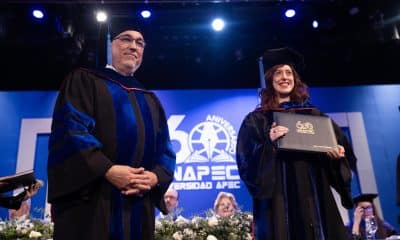 La escritora española Irene Vallejo recibe un reconocimiento este martes, en el Palacio de Bellas Artes en Santo Domingo (República Dominicana). EFE/ Orlando Barría