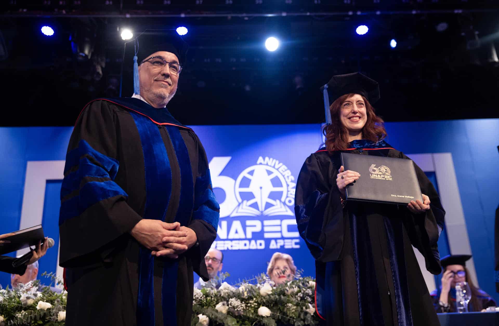La escritora española Irene Vallejo recibe un reconocimiento este martes, en el Palacio de Bellas Artes en Santo Domingo (República Dominicana). EFE/ Orlando Barría