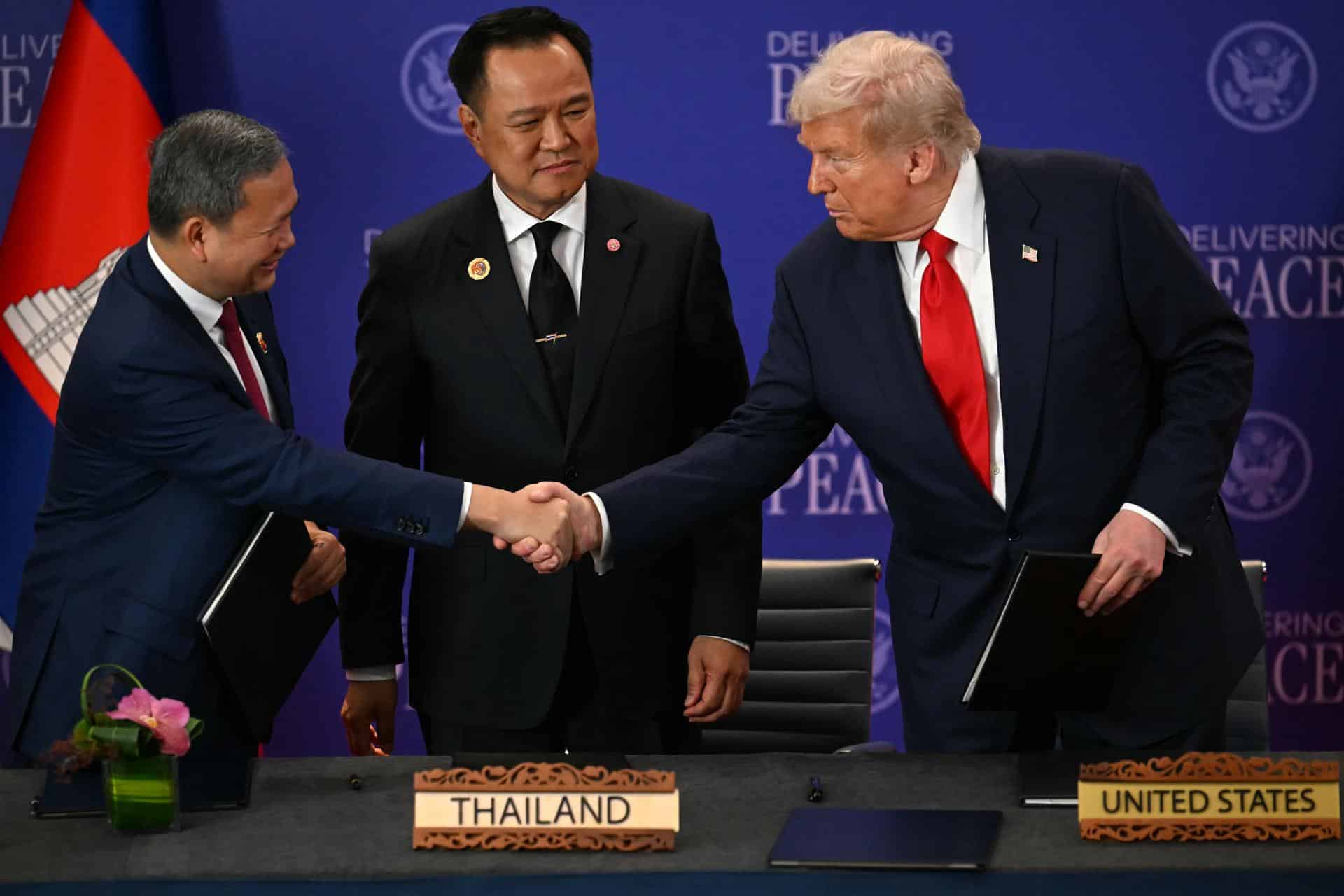 El primer ministro de Tailandia, Anutin Charnvirakul (C), observa mientras el primer ministro de Camboya, Hun Manet (I), y el presidente de Estados Unidos, Donald Trump (D), se dan la mano en la ceremonia en la que los líderes de los dos países asiáticos firmaron un acuerdo de paz, durante la 47ª cumbre de la Asociación de Naciones del Sudeste Asiático (ASEAN) y países aliados en Kuala Lumpur, Malasia, el 26 de octubre de 2025. EFE/EPA/MOHD RASFAN / POOL