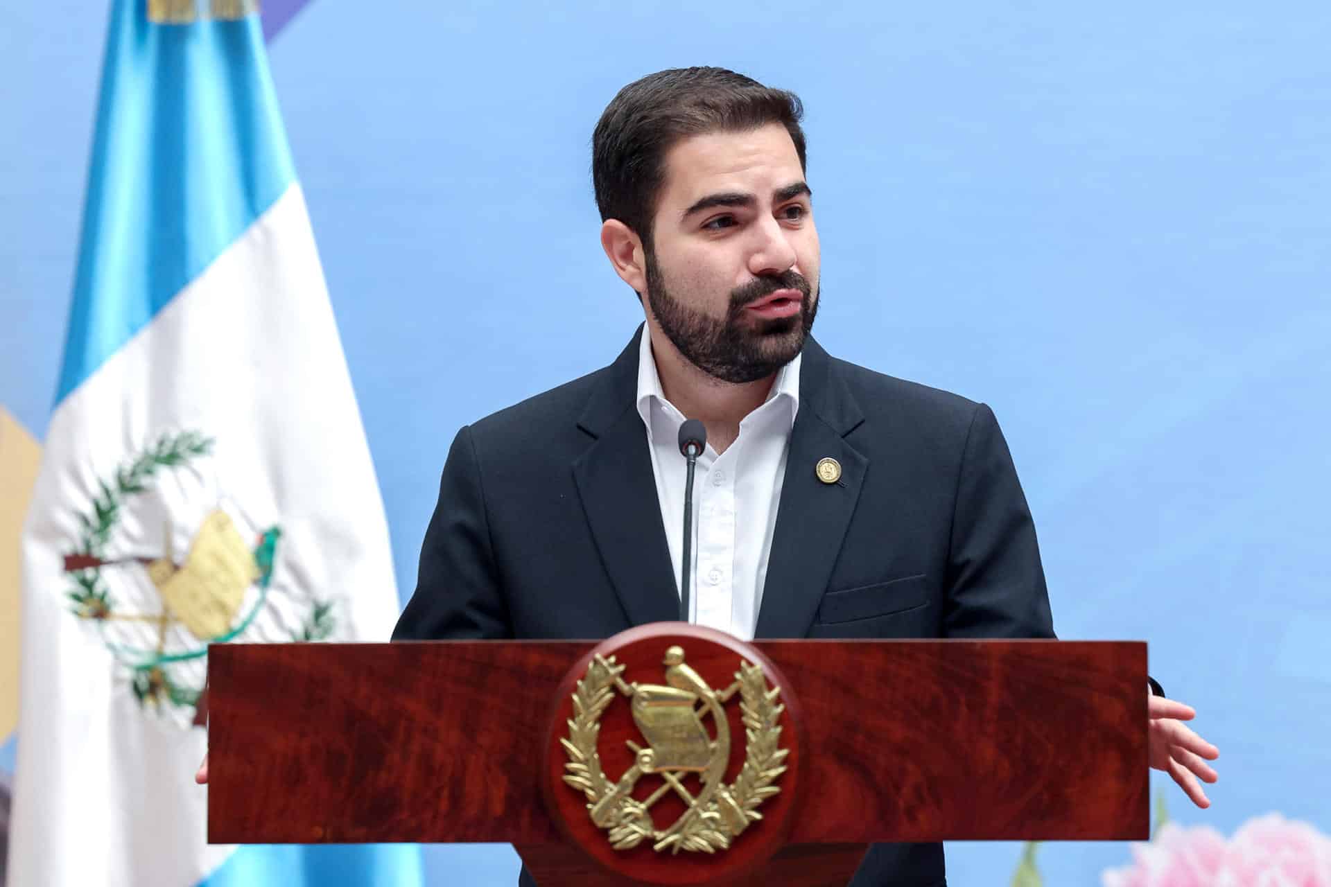 El secretario de Comunicación Social de la Presidencia de Guatemala, Santiago Palomo, habla durante una conferencia de prensa este viernes, en el Palacio Nacional de la Cultura en Ciudad de Guatemala (Guatemala). EFE/ Mariano Macz