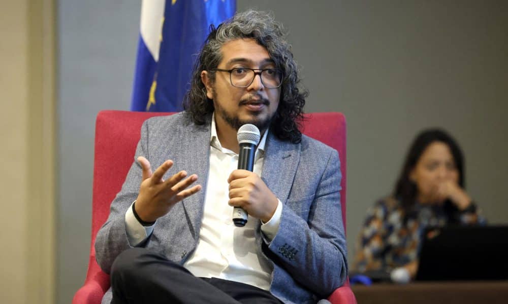 El relator especial para la Libertad de Expresión de la Comisión Interamericana de Derechos Humanos (CIDH) de la Organización de los Estados Americanos (OEA), Pedro Vaca Villarreal, habla durante una entrevista con EFE este jueves, en Ciudad de Panamá (Panamá). EFE/ Carlos Lemos