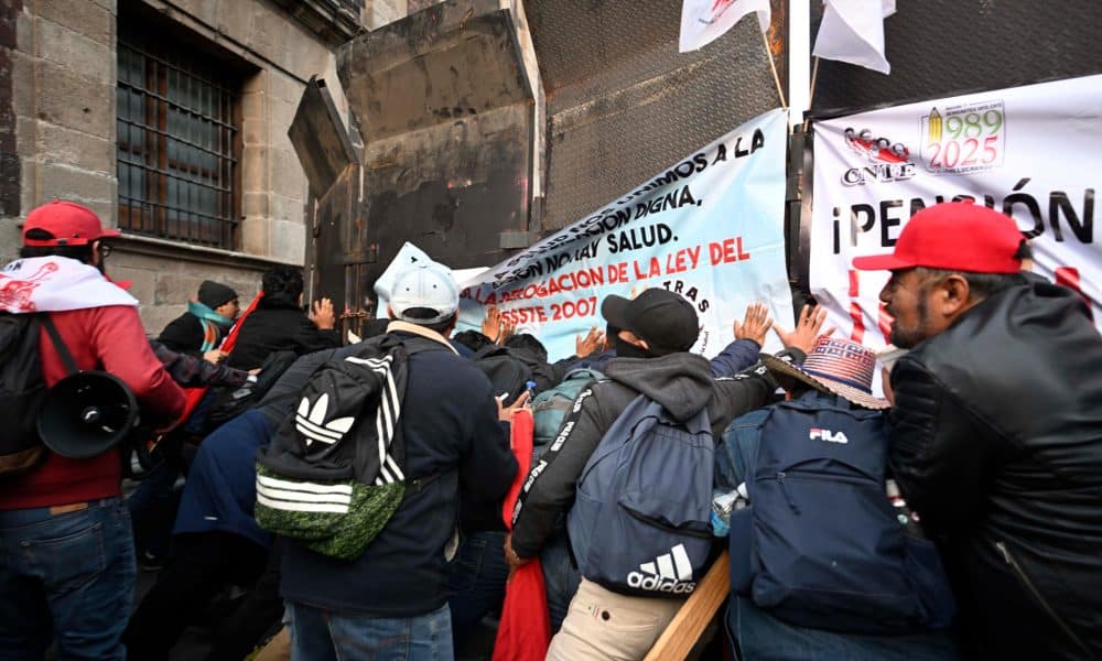 Integrantes de la Coordinadora Nacional de Trabajadores de la Educación (CNTE), se manifiestan este jueves afuera del Palacio Nacional de la Ciudad de México (México). EFE/José Méndez