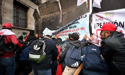 Integrantes de la Coordinadora Nacional de Trabajadores de la Educación (CNTE), se manifiestan este jueves afuera del Palacio Nacional de la Ciudad de México (México). EFE/José Méndez
