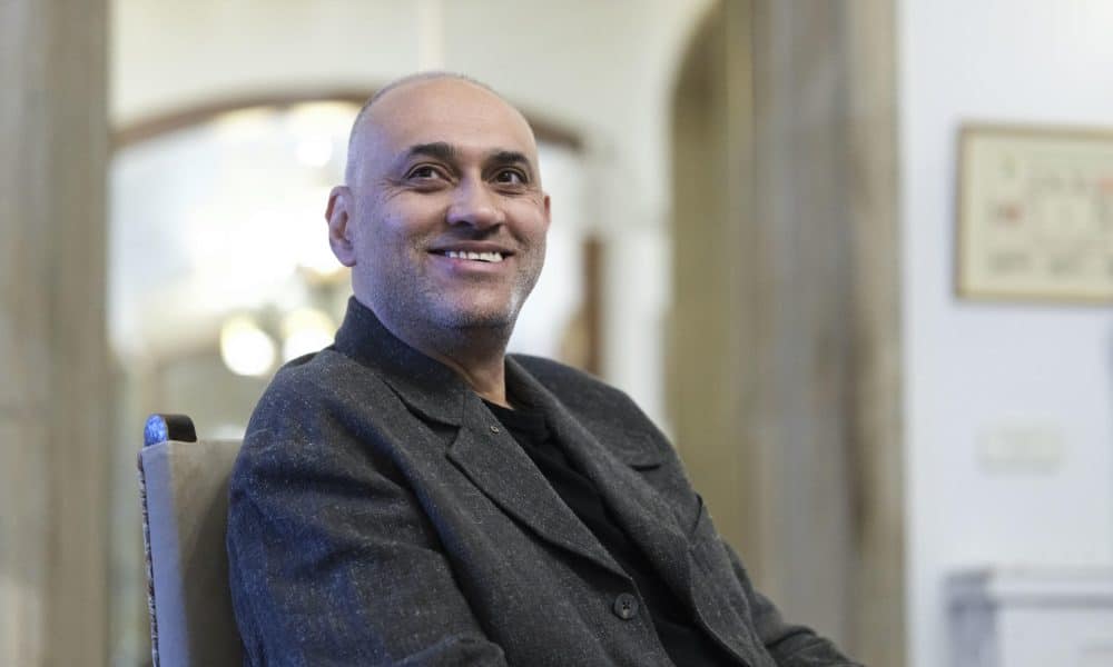 - El cineasta Kamal Aljafari durante la entrevista con EFE con motivo de su visita a Santiago de Compostela, ciudad del norte de España donde recibirá el premio Cineuropa honorífico a toda su carrera. EFE/ Xurxo Martinez