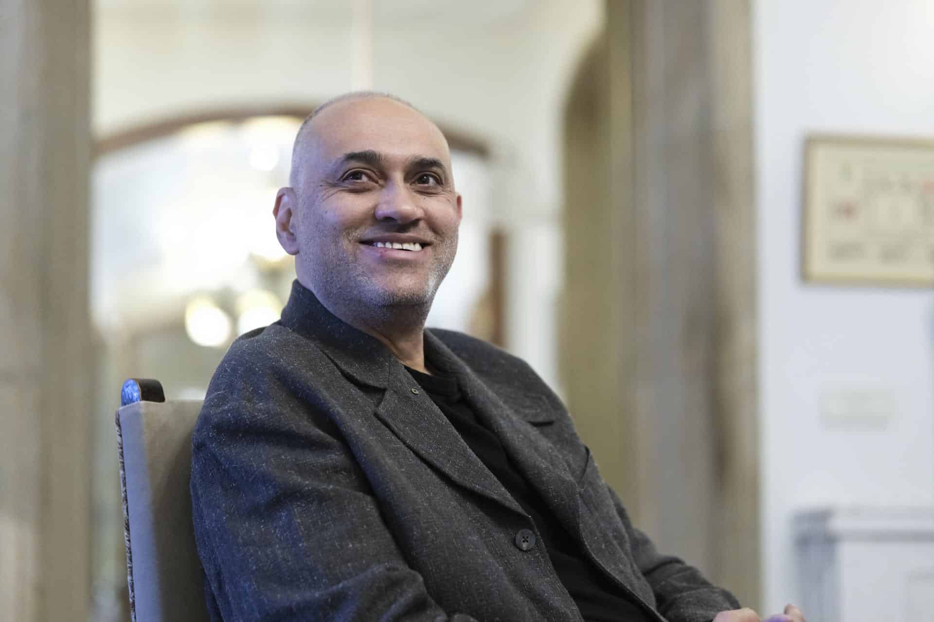 - El cineasta Kamal Aljafari durante la entrevista con EFE con motivo de su visita a Santiago de Compostela, ciudad del norte de España donde recibirá el premio Cineuropa honorífico a toda su carrera. EFE/ Xurxo Martinez