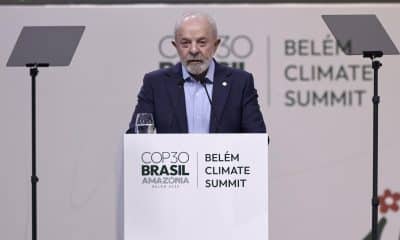 El presidente de Brasil, Luiz Inácio Lula da Silva, habla durante la apertura de la cumbre de líderes de la COP30 este jueves, en el Hangar Centro de Convenciones, en Belém (Brasil). EFE/ André Coelho