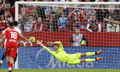 El centrocampista del Sevilla Rubén Vargas (i) marca el 1-0 de penalti durante el encuentro correspondiente a la jornada 12 de LaLiga entre Sevilla FC y CA Osasuna celebrado en el estadio Ramón Sánchez-Pizjuán de Sevilla. EFE/ Julio Muñoz