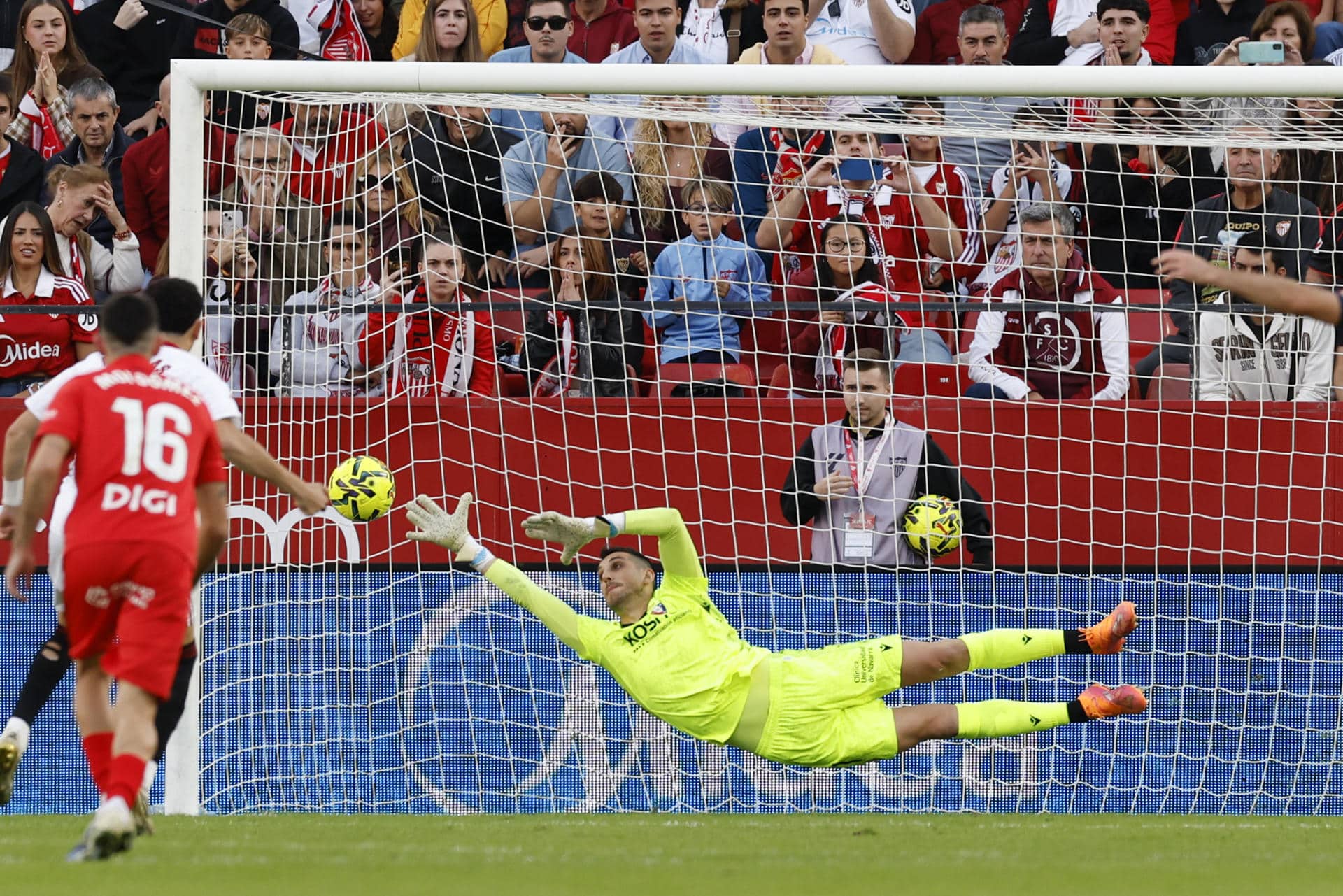 El centrocampista del Sevilla Rubén Vargas (i) marca el 1-0 de penalti durante el encuentro correspondiente a la jornada 12 de LaLiga entre Sevilla FC y CA Osasuna celebrado en el estadio Ramón Sánchez-Pizjuán de Sevilla. EFE/ Julio Muñoz