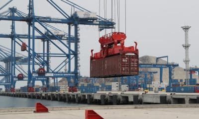 Foto de archivo que muestra una vista general del traslado de un contenedor en el Puerto de Chancay. EFE/ Paolo Aguilar