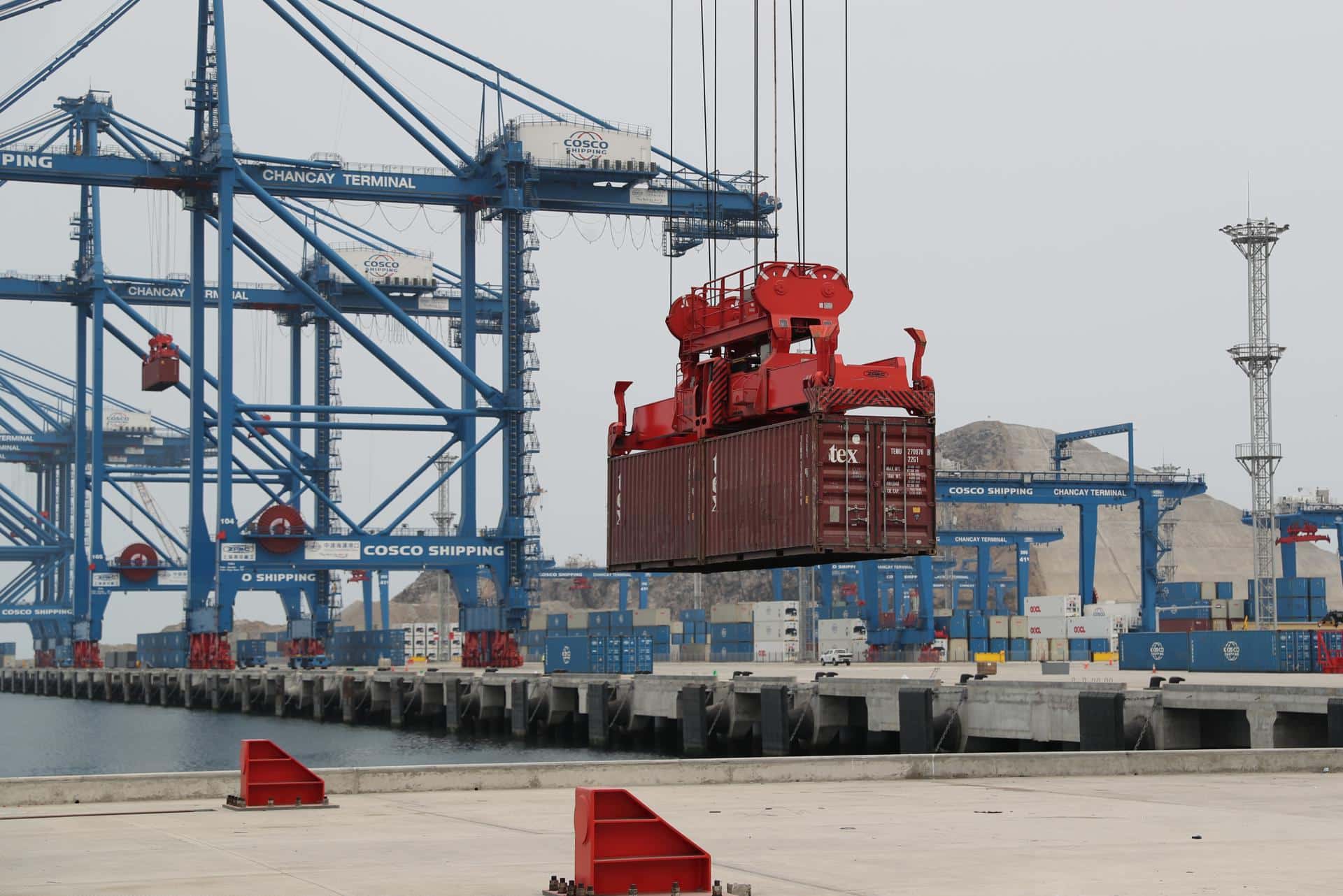 Foto de archivo que muestra una vista general del traslado de un contenedor en el Puerto de Chancay. EFE/ Paolo Aguilar