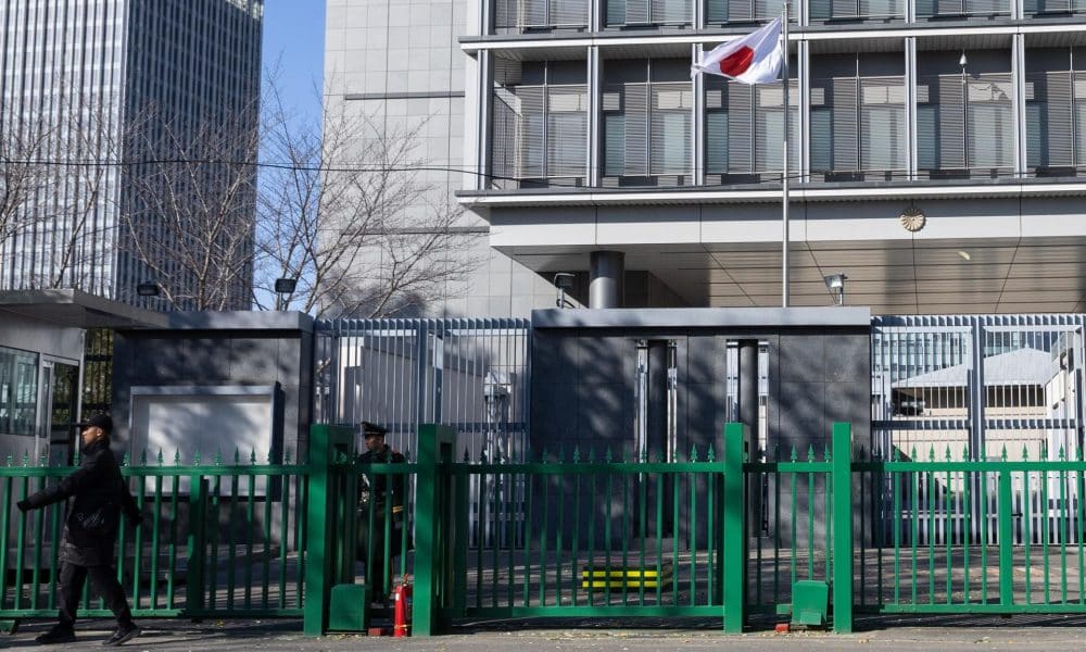 BEIJING (China), 17/11/2025.- Members of security guard the Japanese Embassy in Beijing, China, 17 November 2025. Japanese stocks related to tourism and retail fell on 17 November after China's Embassy in Japan on 14 November warned its citizens against traveling to Japan as tensions persist after Prime Minister Sanae Takaichi's recent comments on Taiwan. (Japón) EFE/EPA/JESSICA LEE