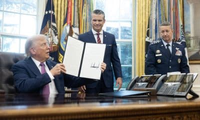 Fotografía de archivo, tomada el pasado 5 de septiembre, en la que se captó al presidente de EE.UU., Donald Trump (i), tras la firma de varias órdenes ejecutivas, junto a su secretario de Guerra, Pete Hegseth (c), y al jefe del Estado Mayor Conjunto de las Fuerzas Armadas estadounidenses, Dan Caine (d), en el Despacho Oval de la Casa Blanca, en Washington DC (EE.UU.). EFE/Francis Chung/Pool