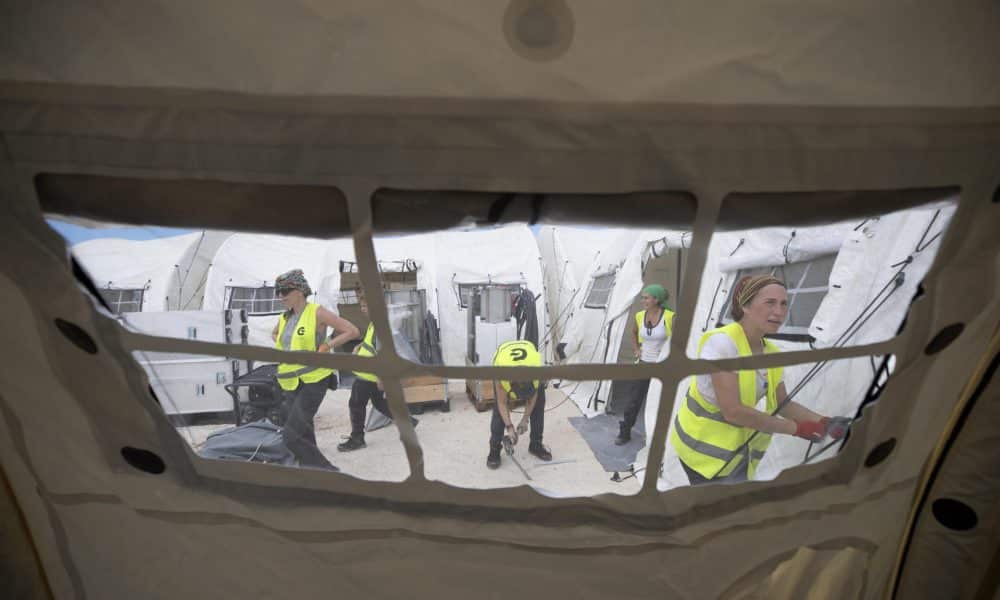 Voluntarias del sistema sanitario español instalan una tienda para un hospital de campaña este domingo, en la ciudad de Falmouth (Jamaica). EFE/ Orlando Barría