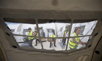 Voluntarias del sistema sanitario español instalan una tienda para un hospital de campaña este domingo, en la ciudad de Falmouth (Jamaica). EFE/ Orlando Barría