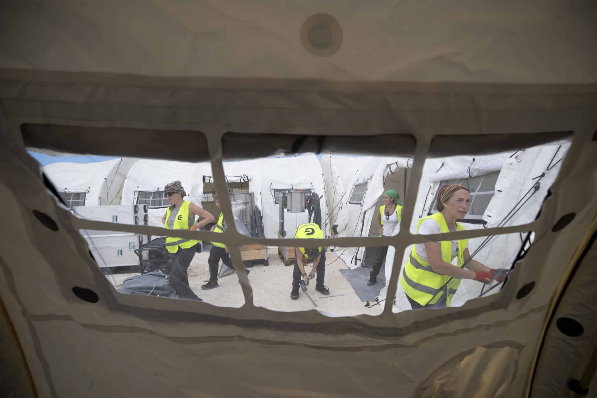 Voluntarias del sistema sanitario español instalan una tienda para un hospital de campaña este domingo, en la ciudad de Falmouth (Jamaica). EFE/ Orlando Barría