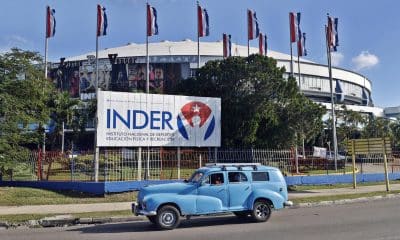 Un vehículo transita frente al Coliseo de la Ciudad Deportiva del Instituto Nacional de Deportes, Educación Física y Recreación (Inder) de Cuba en La Habana. El Gobierno cubano habilitó por primera vez desde 1959 los patrocinios a federaciones y equipos deportivos de la isla a través de empresas privadas nacionales y extranjeras. EFE/Ernesto Mastrascusa