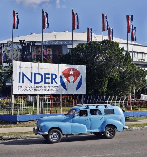 Un vehículo transita frente al Coliseo de la Ciudad Deportiva del Instituto Nacional de Deportes, Educación Física y Recreación (Inder) de Cuba en La Habana. El Gobierno cubano habilitó por primera vez desde 1959 los patrocinios a federaciones y equipos deportivos de la isla a través de empresas privadas nacionales y extranjeras. EFE/Ernesto Mastrascusa
