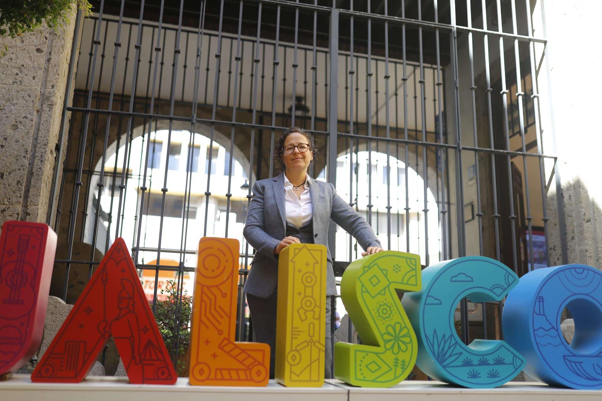 La secretaria de turismo de Jalisco, Michelle Fridman, posa al termino de una entrevista con EFE este sábado, en la ciudad de Guadalajara en Jalisco (México). EFE/ Francisco Guasco
