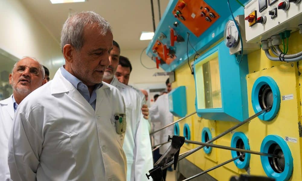 el presidente iraní, Masud Pezeshkian, en una visita a una instalación nuclear en Teherán. EFE/EPA/IRAN ATOMIC ORGANISATION OFFICE HANDOUT HANDOUT EDITORIAL USE ONLY/NO SALES