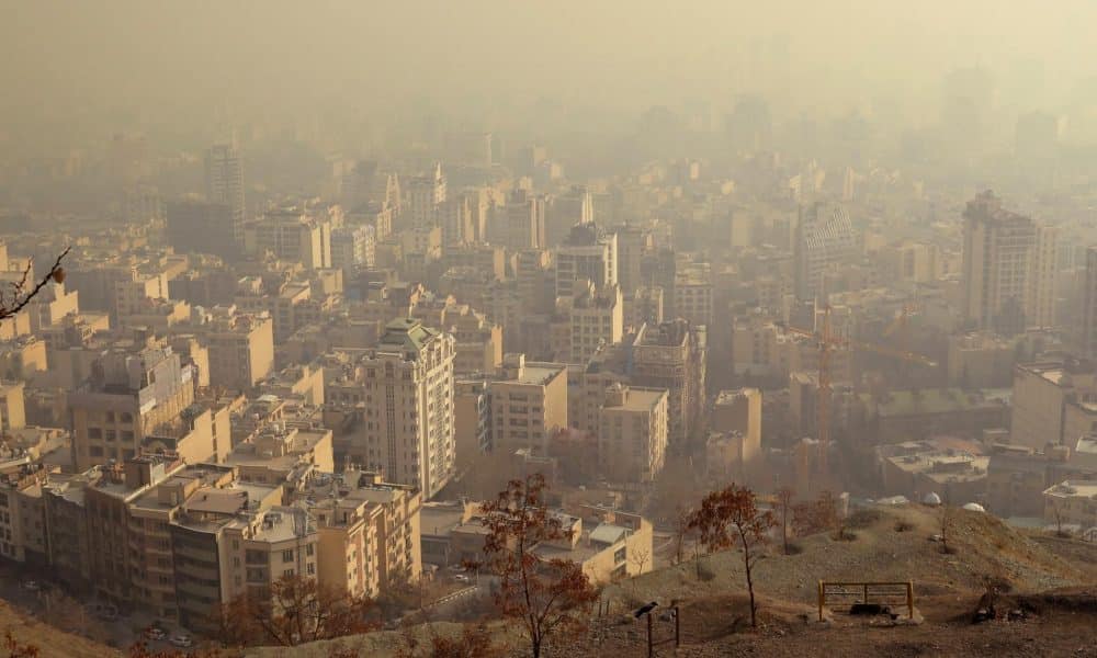Imagen de archivo de una densa capa de contaminación sobre el cielo de Teherán (Irán). EFE/Marina Villén