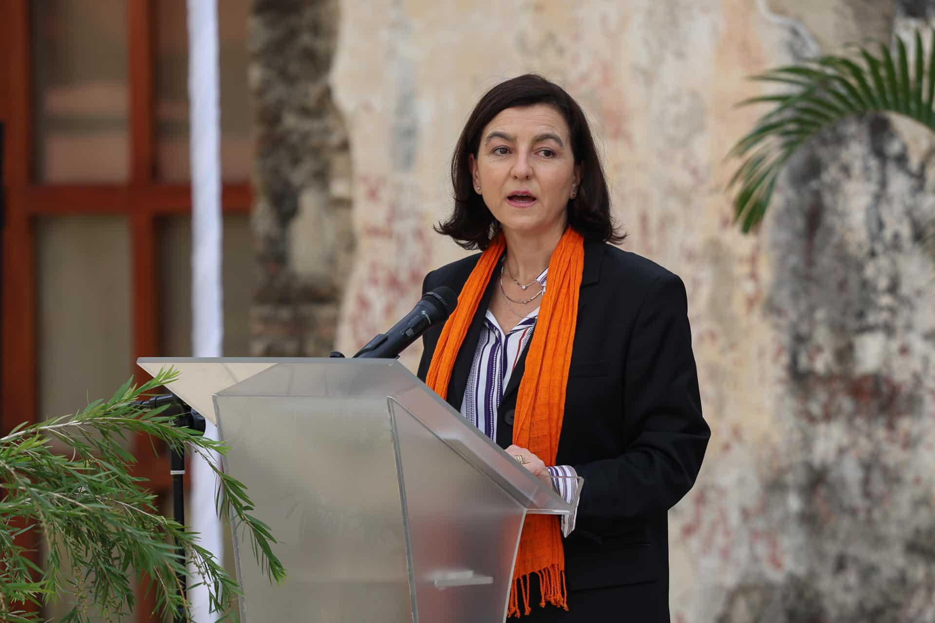 La secretaria de Estado de Cooperación Internacional de España, Eva Granados, habla durante el lanzamiento de un libro este martes, en Antigua Guatemala (Guatemala). EFE/ Mariano Macz