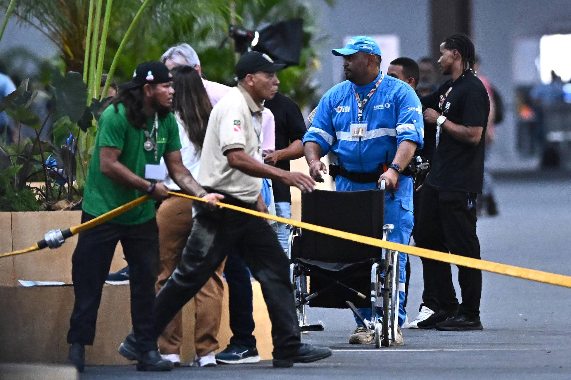 Personal de seguridad y servicios médicos ayudan a evacuar la zona de negociaciones de la COP30 este jueves, en Belém (Brasil). EFE/ Andre Borges