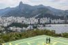 El príncipe de Gales, Guillermo (i), recibió del alcalde de Río de Janeiro, Eduardo Paes (d), las llaves de la ciudad en una ceremonia simbólica de bienvenida en el turístico cerro del Pão de Açúcar este lunes, en Rio de Janeiro (Brasil). EFE/ Antonio Lacerda
