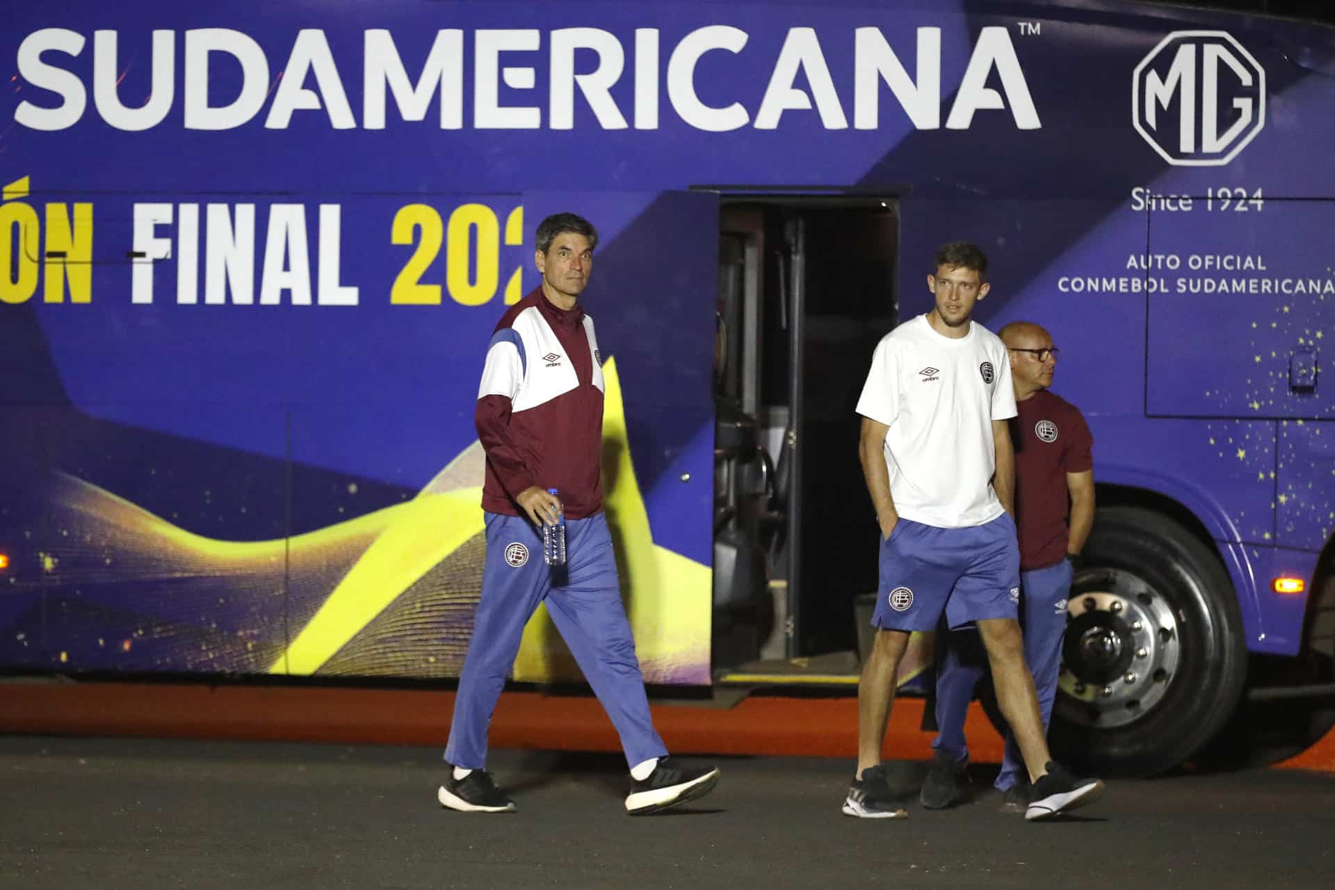 El entrenador de Lanús, Mauricio Pellegrino (i), y el delantero Rodrigo Castillo caminan tras aterrizar en Luque este miércoles para la final de la Copa Sudamericana frente al Atlético Mineiro de Brasil. EFE/ Juan Pablo Pino