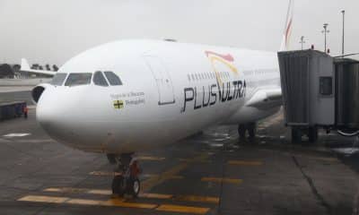 Fotografía de archivo de un avión de la aerolínea española Plus Ultra. EFE/Eduardo Caevro