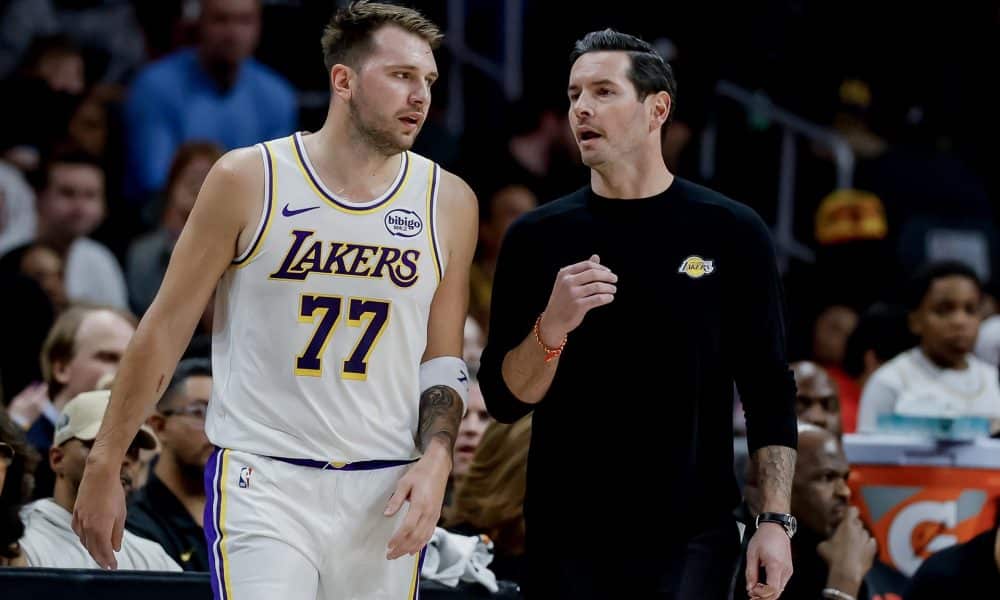 Fotografía del 8 de noviembre del entrenador de Los Angeles Lakers, JJ Redick (d), hablando con el jugador Luka Doncic. EFE/EPA/ERIK S. LESSER SHUTTERSTOCK OUT