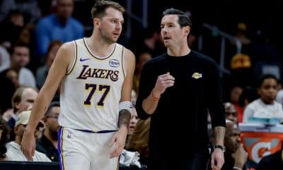Fotografía del 8 de noviembre del entrenador de Los Angeles Lakers, JJ Redick (d), hablando con el jugador Luka Doncic. EFE/EPA/ERIK S. LESSER SHUTTERSTOCK OUT